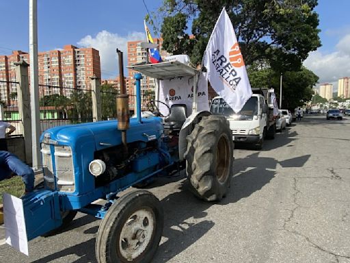 Con un tractor, Daniel Ceballos dio inicio a su campaña electoral en Caracas