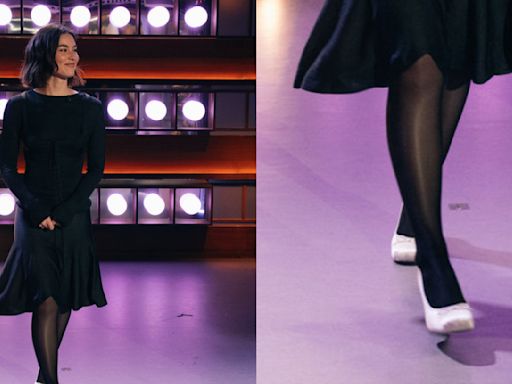 Gracie Abrams Performs on ‘The Kelly Clarkson Show’ in Timeless White Block Heel Pumps