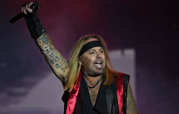 Mötley Crüe Singer Vince Neil falls on his face at New Jersey show