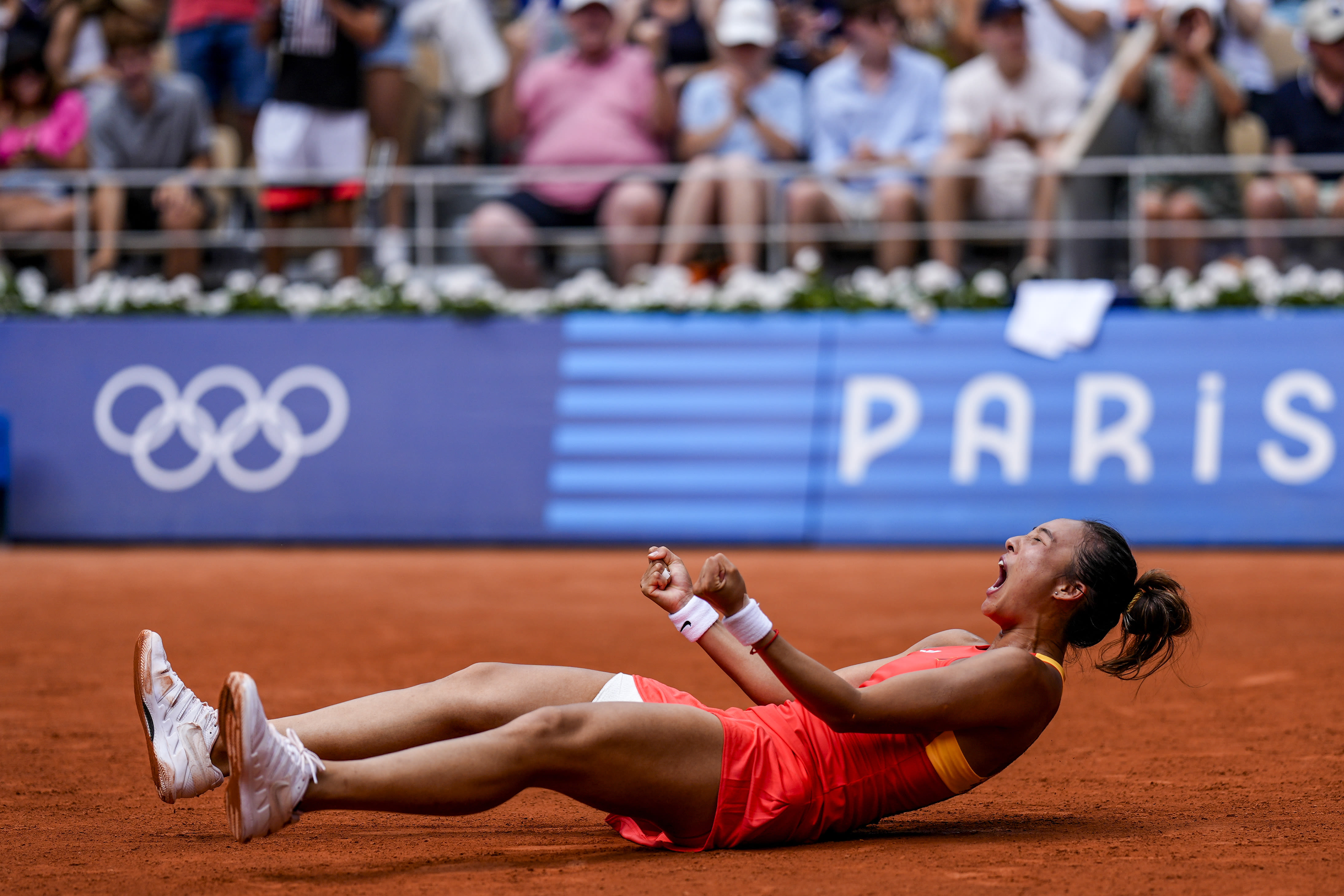 No. 1 Iga Swiatek loses to Zheng Qinwen of China in the semifinals at the Paris Olympics