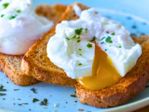 Poach a egg in 60 seconds without a pan or vinegar using ‘simple’ cooking method