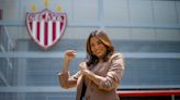 Eva Longoria celebra con Diber Cambindo, uno de los goleadores del Clausura 2024 con Necaxa