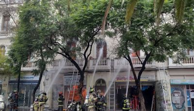 Incendio afecta a locales comerciales de Brasil con Alameda - La Tercera