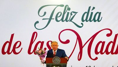 Con mariachi y son jarocho, López Obrador celebra a las mamás en la 'mañanera'