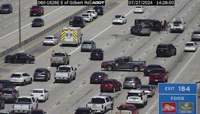 Rollover crash closes all but HOV lane on US 60 near Gilbert Road
