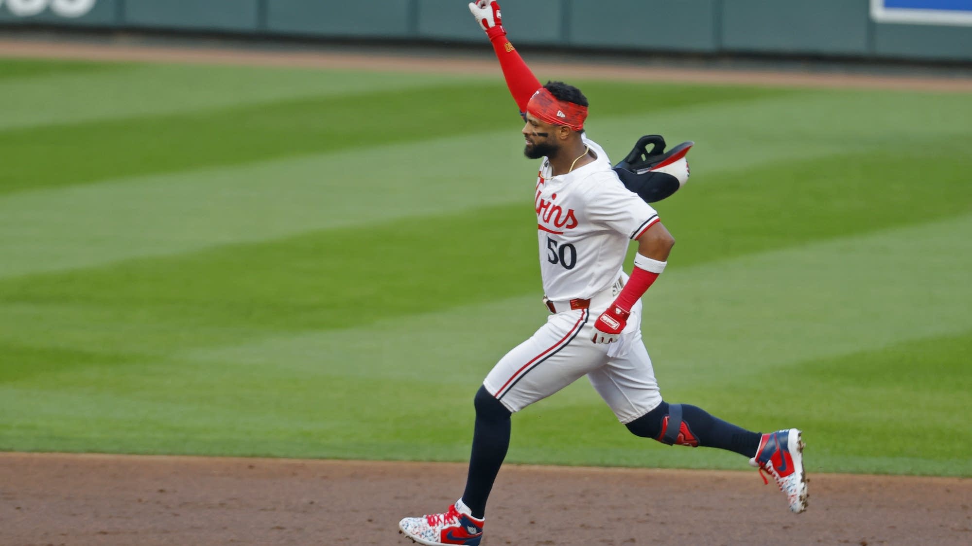 Twins beat Royals 8-3 with home runs by Castro and Lewis in 6-run 2nd inning off Singer