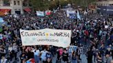 Miles de estudiantes toman las calles en Argentina; rechazan recorte a universidades públicas