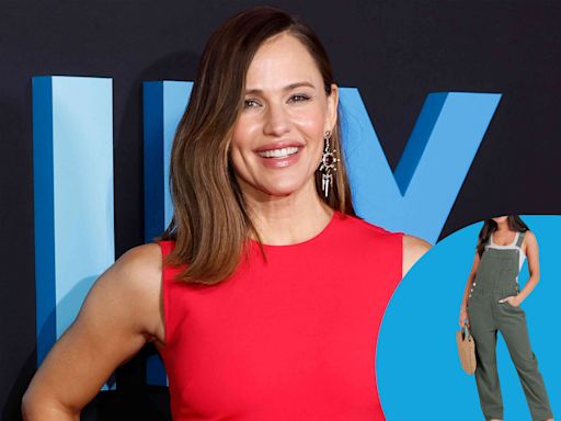 Jennifer Garner Breaks Out This Easy Summer Outfit Every Year, and Lookalikes Start at $18 on Amazon