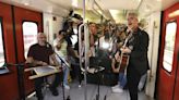 La Gusana Ciega sorprende con concierto a bordo del Tren Suburbano