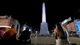 Treinta mil bolsas de plástico en el Obelisco de Buenos Aires para celebrar el Día del Reciclaje