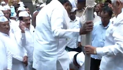 Siddaramaiah Under Fire After Video Shows Congress Worker Removing His Shoe While Holding Tiranga | Watch - News18