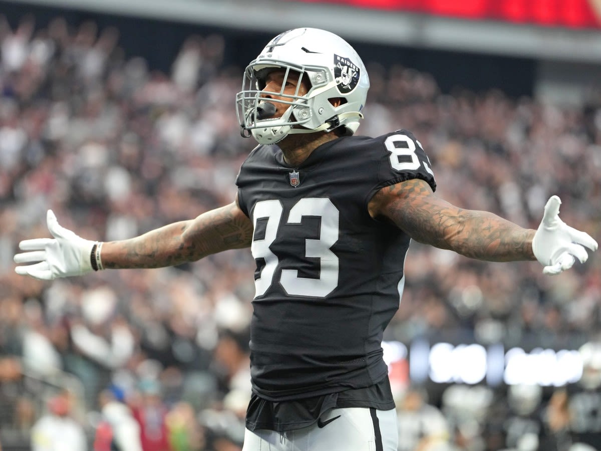 Former Raiders Star Darren Waller Reportedly Considering Retirement