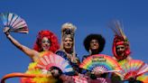 Participantes del desfile del Orgullo Gay en Sao Paulo reivindican los símbolos nacionales de Brasil