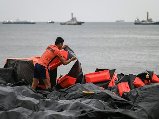 Philippines races to avoid 'environmental catastrophe' from oil spill