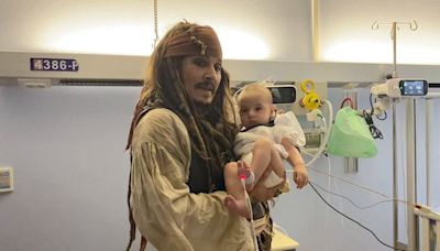 Johnny Depp lleva esperanza al Hospital Donostia vestido de Jack Sparrow durante el Festival de Cine de San Sebastián