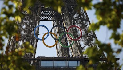 En images : la Tour Eiffel se pare des anneaux olympiques avant les Jeux