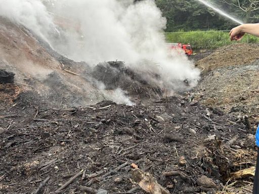 芎林「倒別牛」廢木材場燒1週 劉世芳下令明天空勤水攻