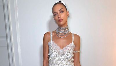 El 'clean look' de primavera más ideal para invitadas lo ha llevado Irina Shayk