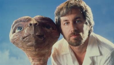 Tras 47 años, Steven Spielberg explora de nuevo los encuentros extraterrestres.