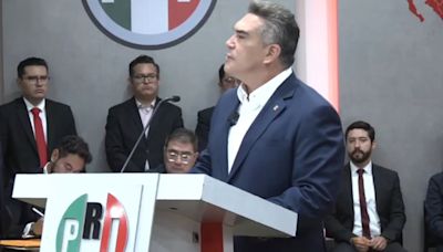 “El PRI está firme y de pie”, dice “Alito” Moreno en su registro para dirigir el partido… y señala a “traidores”