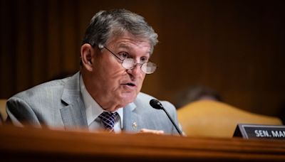 El senador Manchin pide a Biden que "pase la antorcha a una nueva generación"