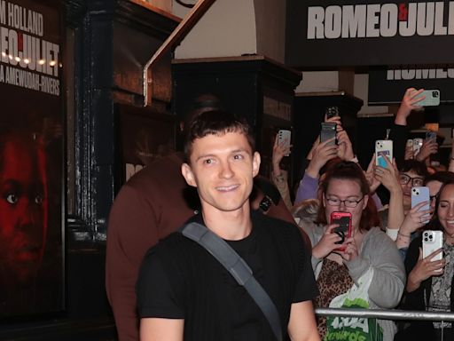 Las impactantes imágenes de Tom Holland lleno de sangre durante su actuación en directo en Romeo y Julieta