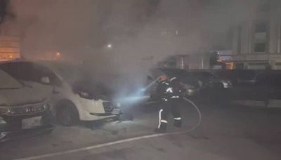 太熱？彰化縣警局偵防車深夜突竄火 停車場內燒成廢鐵