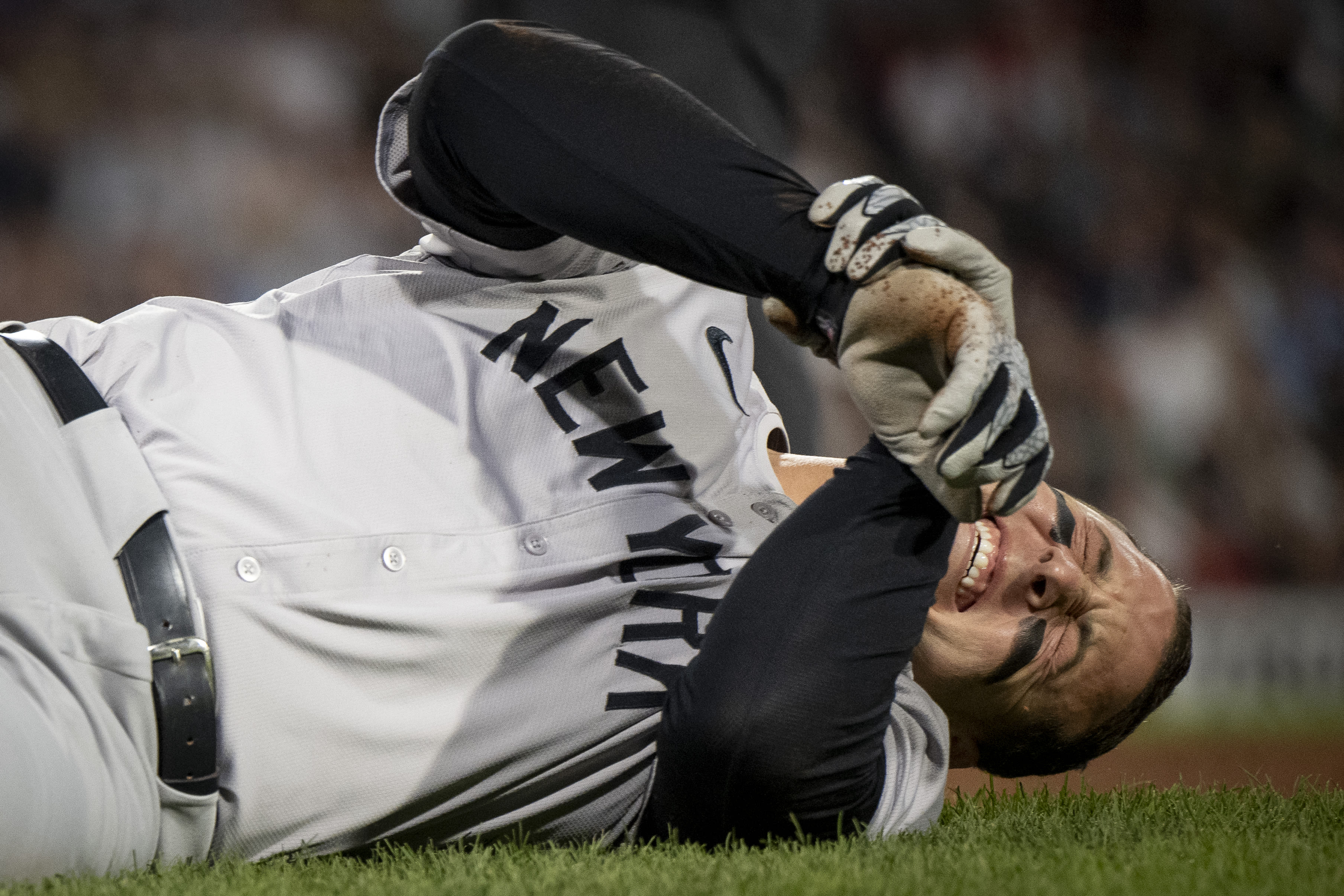 Anthony Rizzo reportedly suffers broken bone after scary collision at first base