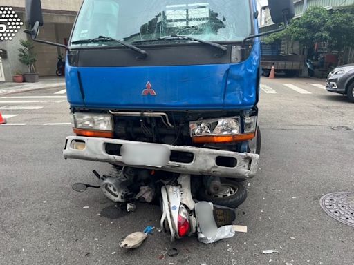 快訊／台中東區死亡車禍 23歲騎士連人帶車捲小貨車底喪命