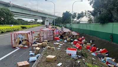 多圖／聯結車駕駛疑未鎖緊車門 包裹全散落國道