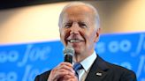 Bajo una creciente presión, Biden dice que sigue en carrera y trata de salvar su candidatura