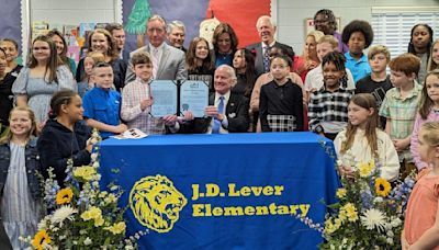 Henry McMaster, Ellen Weaver visit Aiken's J.D. Lever Elementary School for bill signing