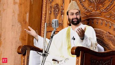 Mirwaiz Umar Farooq condemns arrests of senior advocates in Kashmir