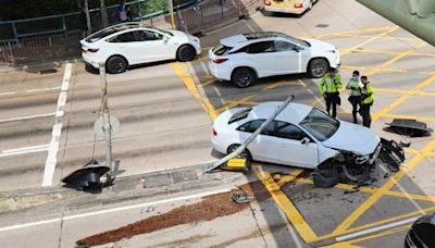 清水灣道私家車撞毀交通燈甩轆 男司機女乘客逃去無蹤