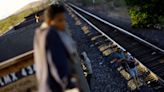 "Tengo que llegar", migrantes toman tren de carga hacia frontera México-EEUU antes fin Título 42