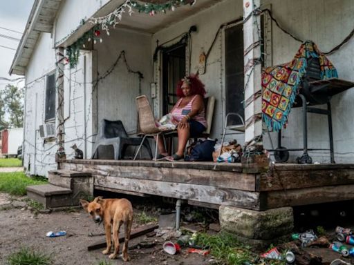 Los residentes del área de Houston luchan sin electricidad ni agua mientras persiste un calor insoportable