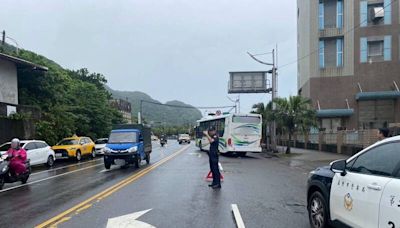 基隆客運失控 撞壞路旁變電箱