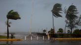 Al menos dos muertos y extensa devastación: las imágenes del paso del huracán Beryl por Jamaica