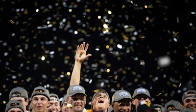 Tennessee Titans recognize Tony Vitello, Vols baseball championship team with 12th man honor