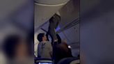 Con los pies colgando y atrapado en el compartimento de las maletas del avión: así queda un pasajero tras fuertes turbulencias