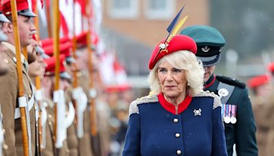 Königin Camilla besucht erstmals Militärregiment ihres Vaters