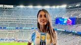 El look casual y chic de Antonela Roccuzzo para alentar a Leo Messi: cargo y mini bag | Espectáculos