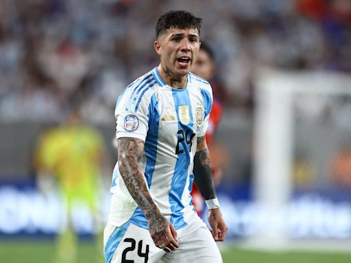Escándalo por cantos racistas de selección de Argentina difundidos en vivo por Enzo Fernández tras ganar la Copa América