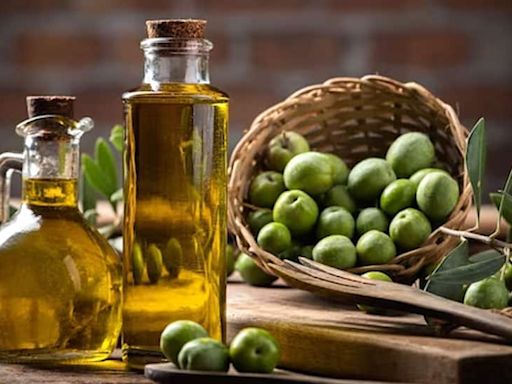 Weight Loss With Olive Oil: Health Benefits & 5 Easy Ways To Include In Diet