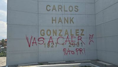 Detienen a periodistas en Edomex por pintas al Monumento a Carlos Hank González; organización acusa arrestos arbitrarios