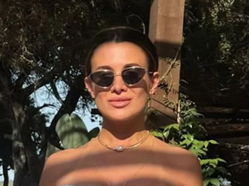 Camila Homs impactó con su look verano en Ibiza: corpiño, mini, bolso Prada y franciscanas