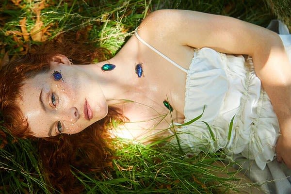 Indie-pop artist Kacy Hill is on her own, and singing herself through it | Texarkana Gazette