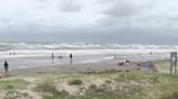 Fuertes ráfagas de viento, alto oleaje y lluvia intensa: Así se encuentra la isla de Galveston