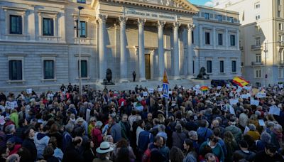 "Por amor a la democracia": miles de personas se concentran en el Congreso en apoyo a Pedro Sánchez