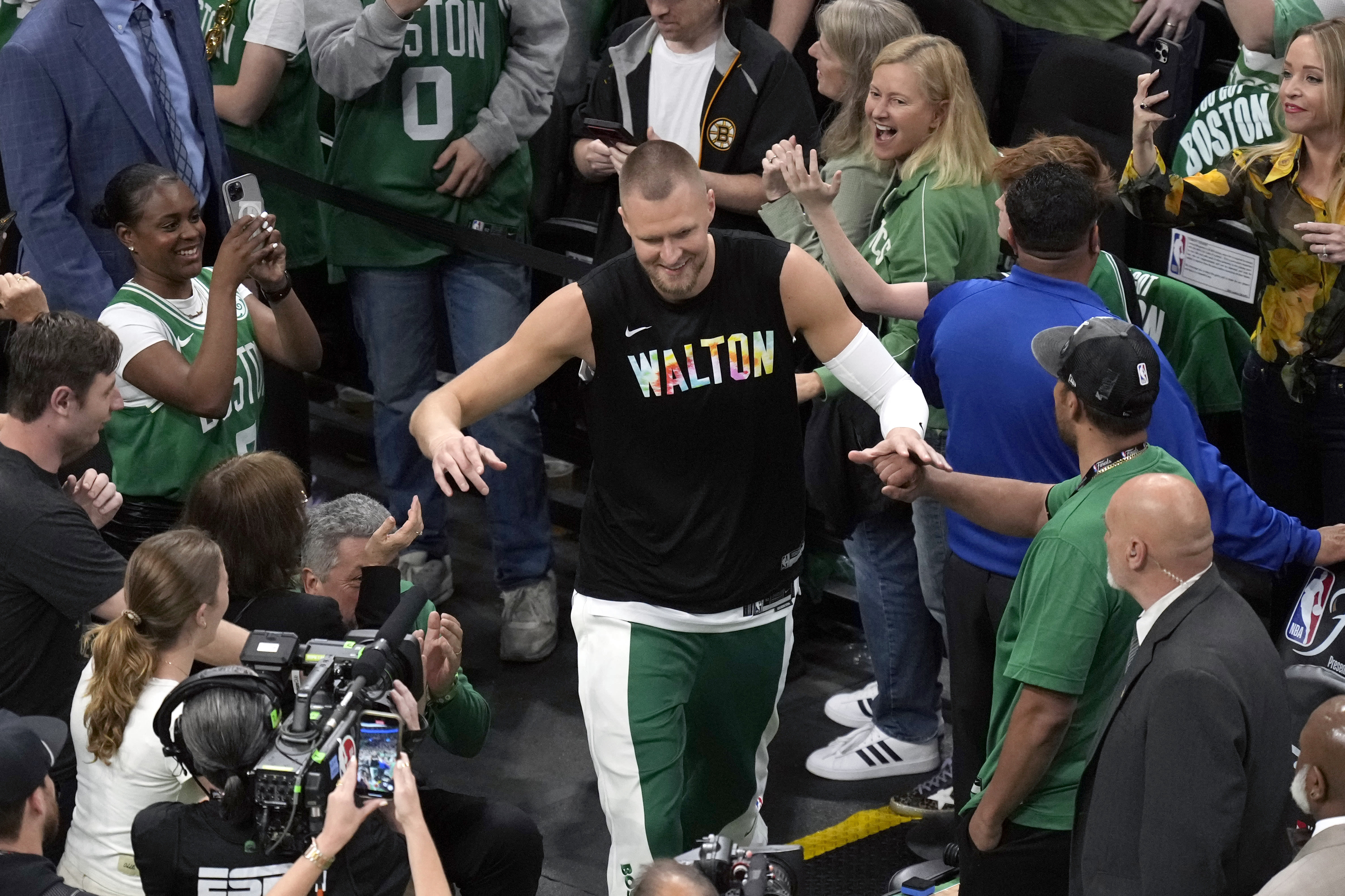 Celtics pay tribute to 1986 champion Bill Walton before Game 1 of the NBA Finals against Dallas